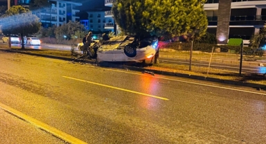 Alanya’da takla atan otomobilde 2 kişi yaralandı