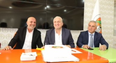 Alanyaspor'da Paşaoğlu'na sürpriz kutlama