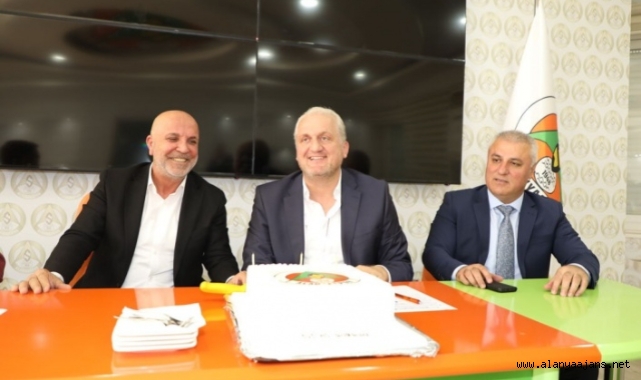 Alanyaspor'da Paşaoğlu'na sürpriz kutlama