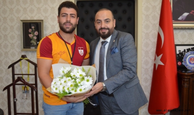 Tıp öğrencilerinden Başhekim Karahan’a çiçekli kutlama