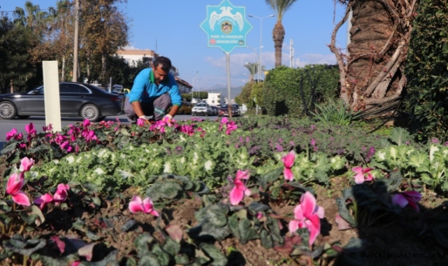 Alanya çiçeklerle donatılıyor