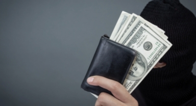 Alanya’da bir eve giren hırsız 48 bin TL’lik dövizi çaldı