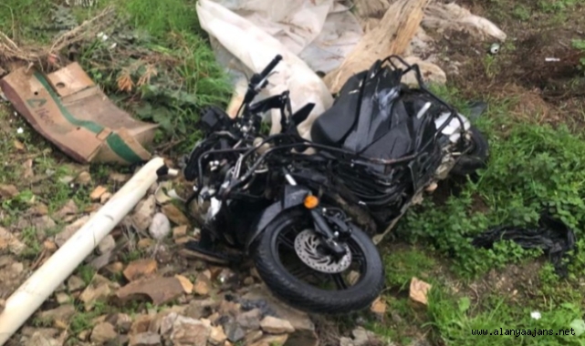 Alanya'da elektrik direğine çarpan motosikletin sürücüsü öldü