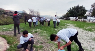 Alanya’da imam hatipli gençler çevre temizliği yaptı