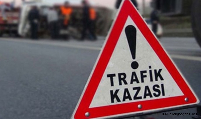 Alanya’da motosiklet ile otomobil çarpıştı: 1’i ağır 2 yaralı