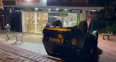 Alanya’da sahibinin viteste unuttuğu cip binanın bahçesine devrildi