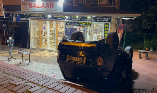 Alanya’da sahibinin viteste unuttuğu cip binanın bahçesine devrildi