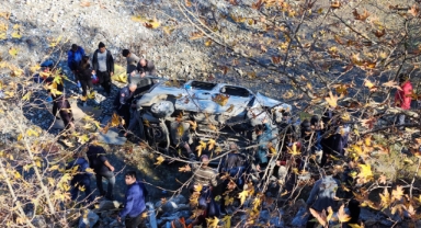 Alanya’da araç dereye uçtu: 2 yaralı