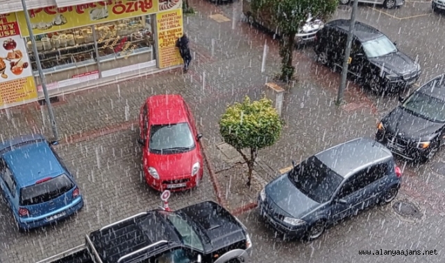 Alanya'da hem yağmur hem dolu yağdı