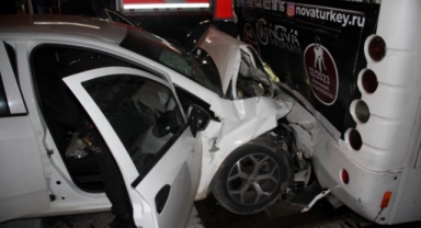 Alanya'da park halindeki otobüse çarpan sürücü hayatını kaybetti