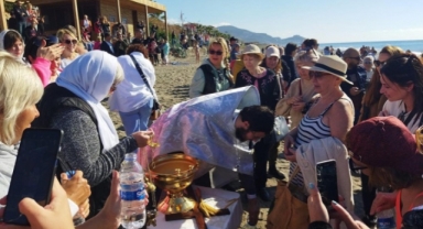 Ruslar Alanya’da denizden haç çıkardı