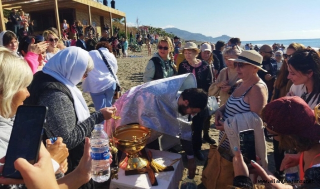 Ruslar Alanya’da denizden haç çıkardı