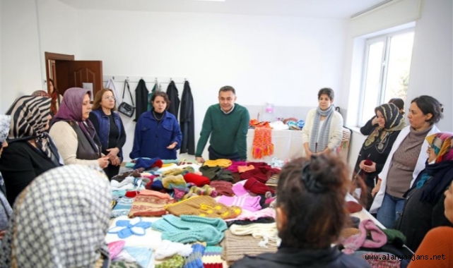Alanya Belediyesi Kursiyerleri, depremzedeler için günlük bin parça kıyafet üretiyor