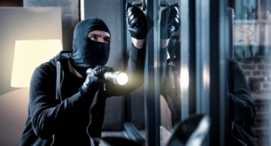 Alanya’da bir evden yüklü miktarda para çalan hırsız kayıplara karıştı