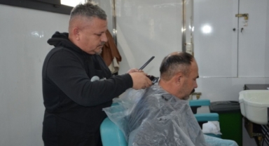 Alanya’da depremzedeler için mobil kuaför