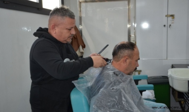 Alanya’da depremzedeler için mobil kuaför