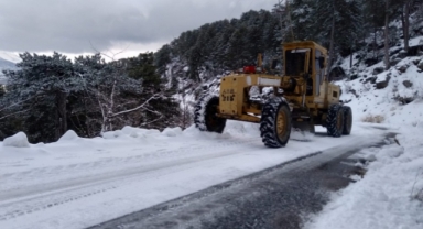 Büyükşehir ekiplerinin karla mücadelesi sürüyor