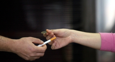 Alanya’da küçük yaşta çocuklara sigara satan iki market uyarıldı