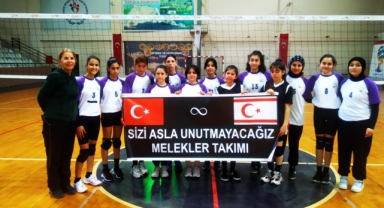 Alanya’da liseli voleybolculardan anlamlı pankart