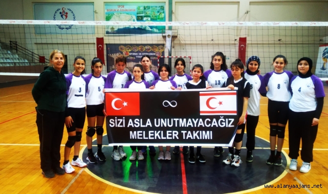 Alanya’da liseli voleybolculardan anlamlı pankart