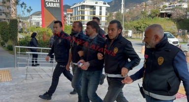 Alanya’da tartıştığı ev arkadaşını satırla öldürdü