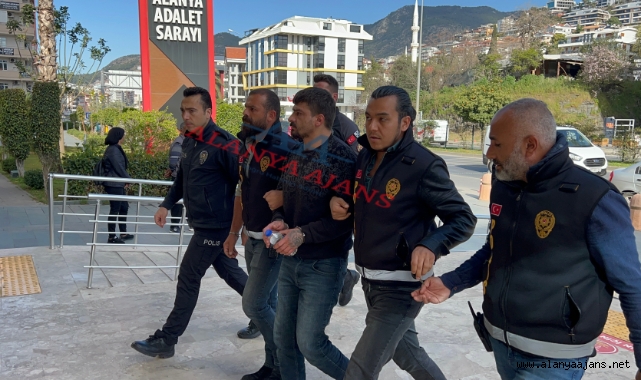 Alanya’da tartıştığı ev arkadaşını satırla öldürdü
