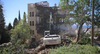 Alanya Belediyesi riskli yapıların yıkımını gerçekleştiriyor