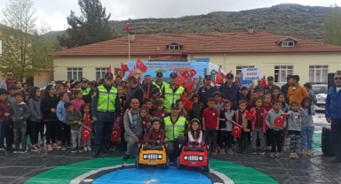 Alanya’da jandarma ekipleri Güzelbağ’da öğrencilere trafik eğitimi verdi