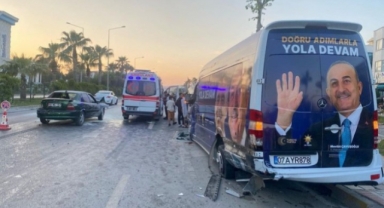 Alanya’da otomobil, park halindeki seçim aracına çarptı