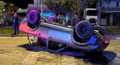 Alanya'da refüje çarpan kamyonet takla attı