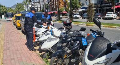 Alanya’da sürücülere polisten broşürlü uyarı