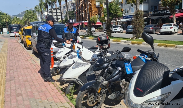 Alanya’da sürücülere polisten broşürlü uyarı