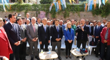 Bakan Çavuşoğlu, Alanya'da partililer ile bayramlaştı