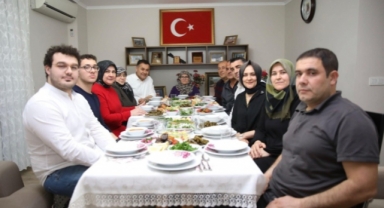 Başkan Yücel iftarda şehit Murat Güney’in ailesine konuk oldu