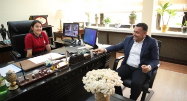 Başkan Yücel koltuğunu Buğlem'e devretti