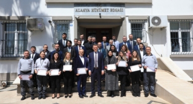 Kaymakam Ürkmezer’den Tapu Müdürlüğü çalışanlarına başarı belgesi