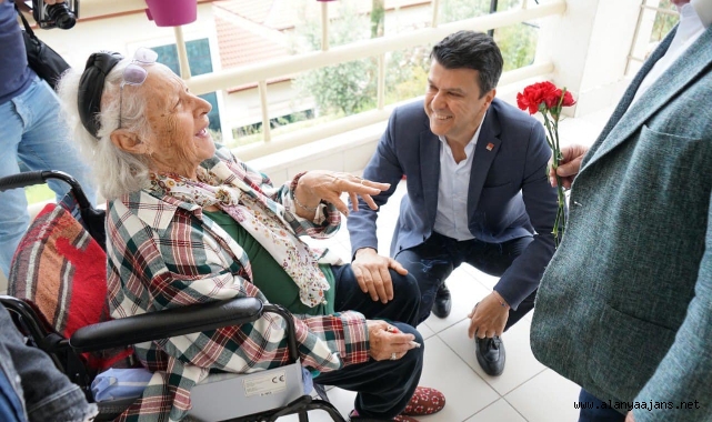 Murat Özçelik bayramda huzurevi sakinlerini unutmadı