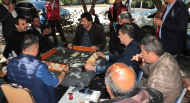 Murat Özçelik vatandaşların ısrarına dayanamayıp okey masasına oturdu