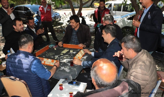 Murat Özçelik vatandaşların ısrarına dayanamayıp okey masasına oturdu