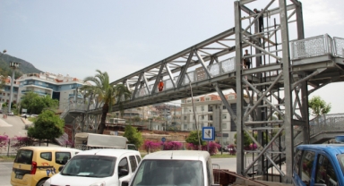 Alanya Adliyesinin üst geçidi yayalara açıldı