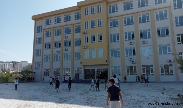 Alanya'da bir okul daha ikili eğitimden kurtuldu