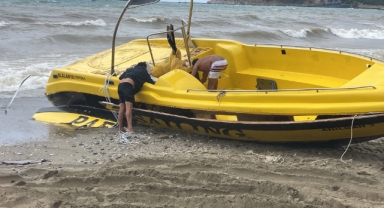Alanya’da çapası kopan tekne kıyıya vurdu