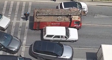 Alanya’da freni boşalan araç, kırmızı ışıkta bekleyen araçlara çarptı