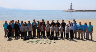 Alanya’da sahildeki atıklar toplanarak ayrıştırıldı