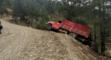 Alanya’da yoldan çıkan kamyonet ağaca çarptı: 3 yaralı