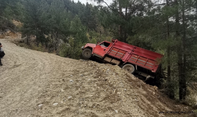 Alanya’da yoldan çıkan kamyonet ağaca çarptı: 3 yaralı