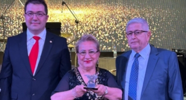 Alanyalı eczacıya onur plaketi