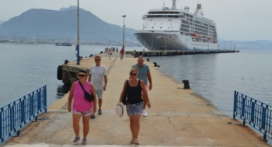 Amerikalı ve İngiliz turistler Alanya’ya denizden geldi
