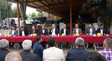 Çavuşoğlu, Alanya Toptancı Hali'nde esnaf ile bir araya geldi