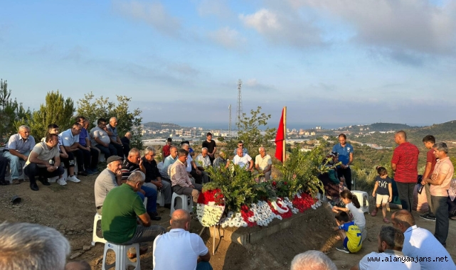 Alanya'da bayramda şehidimizin mezarına ziyaretçi akını